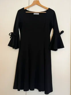 Best Musta mekko leveillä hihansuilla