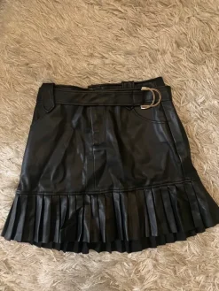 Hot Amisu Musta nahkahame vyöllä