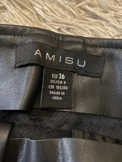 Hot Amisu Musta nahkahame vyöllä