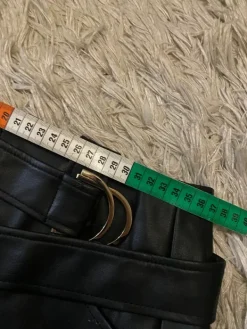 Hot Amisu Musta nahkahame vyöllä