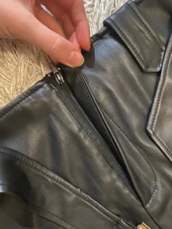 Hot Amisu Musta nahkahame vyöllä