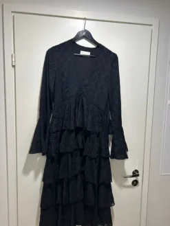 Online H&M Musta pitkähihainen mekko