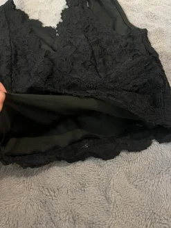 Discount Musta pitsinen toppi