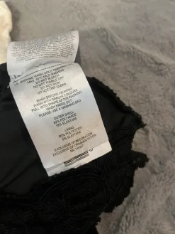 Discount Musta pitsinen toppi