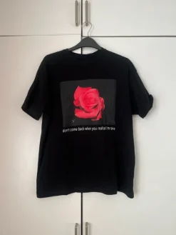 Outlet CROPP Musta T-paita printillä