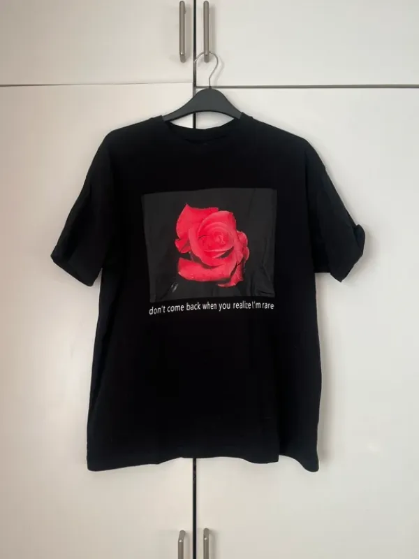 Outlet CROPP Musta T-paita printillä