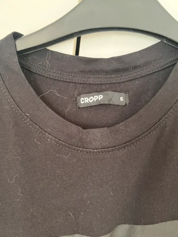 Outlet CROPP Musta T-paita printillä
