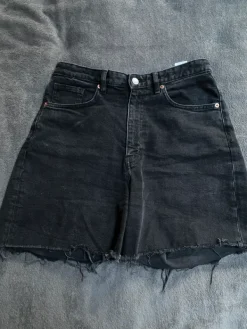 Best Monki Mustat denimshortsit