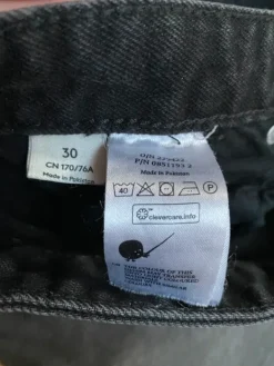 Best Monki Mustat denimshortsit