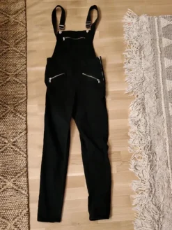 Online H&M Divided Mustat farkkuhaalarit