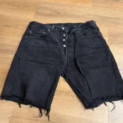 Hot Levi's mustat farkkushortsit