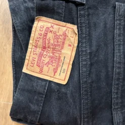 Hot Levi's mustat farkkushortsit