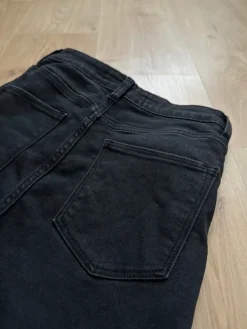 Discount Mustat farkut