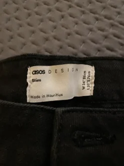 Outlet ASOS Design Mustat farkut