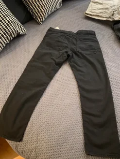 Outlet ASOS Design Mustat farkut