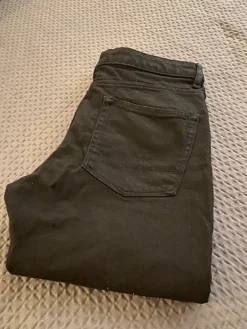 Outlet ASOS Design Mustat farkut