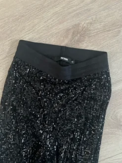 New Bik Bok Mustat paljettihousut levenevillä lahkeilla