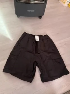H&M Mustat reisitaskushortsit koko m