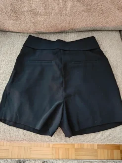 Online H&M Mustat shortsit