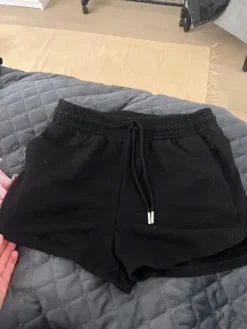 Best H&M Mustat shortsit