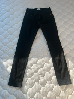 New 157 Mustat suorat farkut