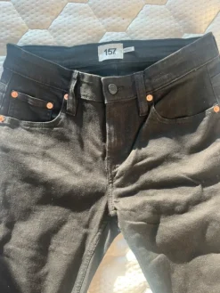 New 157 Mustat suorat farkut