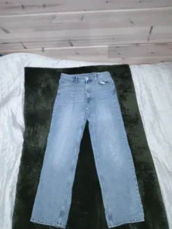 Best H&M Myynnissä erinomaisessa kunnossa olevat farkut