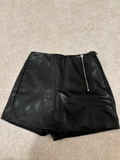 New Sinsay Nahka shortsihame