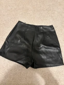 New Sinsay Nahka shortsihame