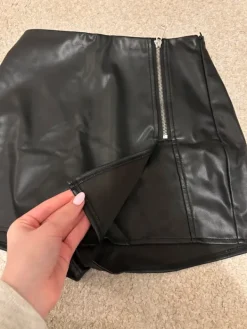 New Sinsay Nahka shortsihame