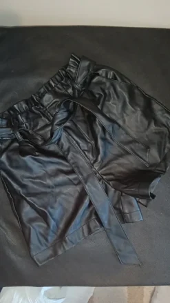 Online Amisu Nahka shortsit