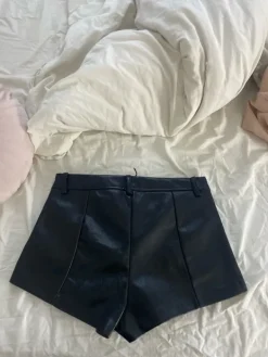 Bershka nahkashortsit