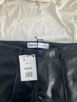 Bershka nahkashortsit