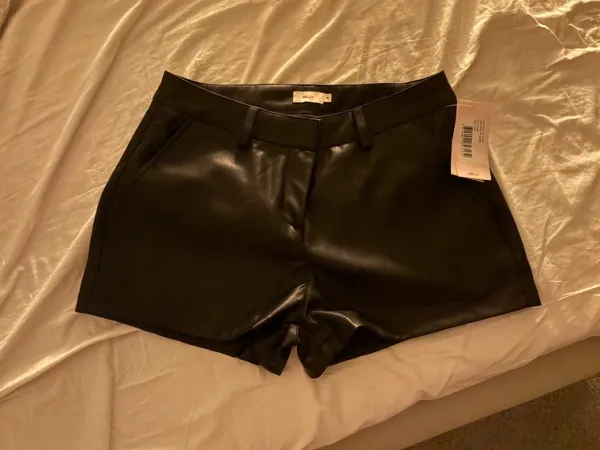 Discount Nellyn ihanat nahkashortsit💞