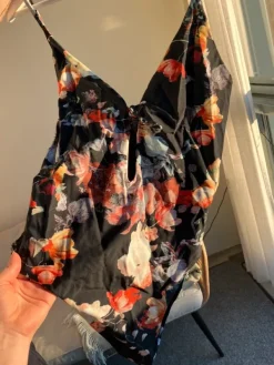 Online Nelly n kukallinen uimapuku