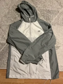 Sale New Balance water proof running jacket