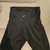 Online Nike äitiyslegginsit