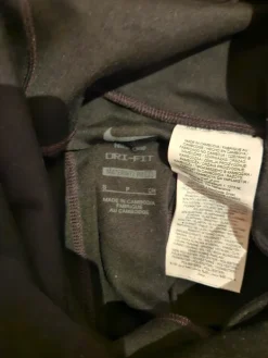 Online Nike äitiyslegginsit