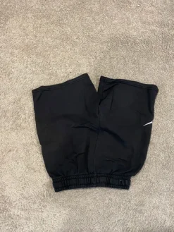 Online Nike mustat shortsit