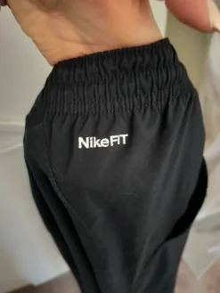 Clearance Nike ohuet ulkohousut