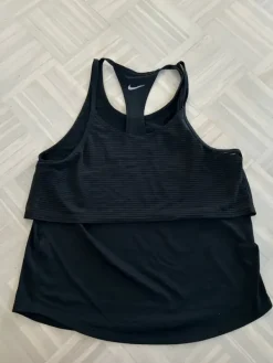 Nike urheilutoppi koko S