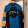 Nike n retro tuulitakki, koko M