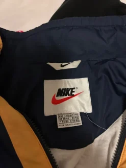 Nike n retro tuulitakki, koko M