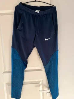 Online Nike n urheiluhousut