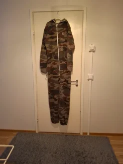 OnePiece maastokuvioinen haalari