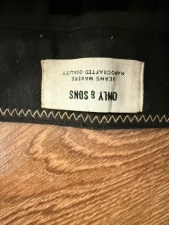 Clearance ONLY & SONS Mustat suorat housut