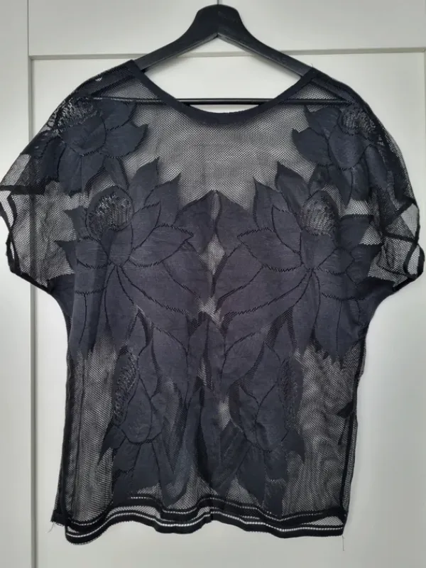 Outlet Pieces musta pitsipaita