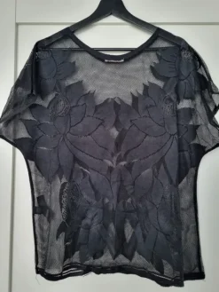 Outlet Pieces musta pitsipaita