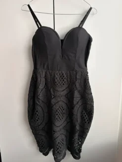 Outlet Pikkumusta mekko