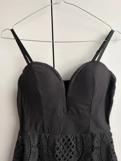 Outlet Pikkumusta mekko